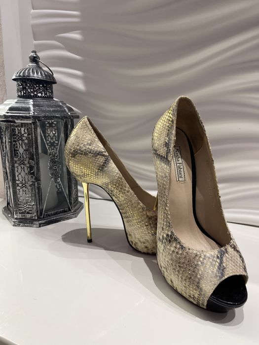 Туфли кожаные с металлическим каблуком,