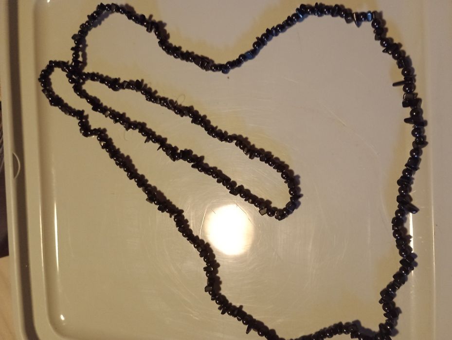 Długi wisior z czarnych koralików