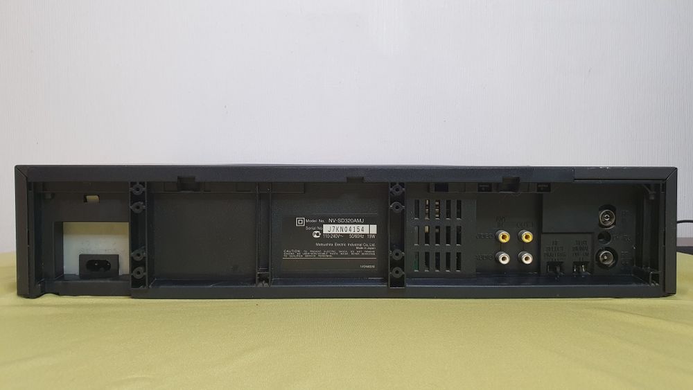 Відеомагнітофон  Panasonic NV-SD 320 AMJ та DVD  програвач LG DVX  556 KH ( плеер)