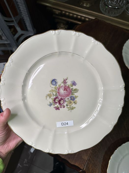 Zestaw talerze porcelanowe płaskie sygnowane wzór kwiatowy D24