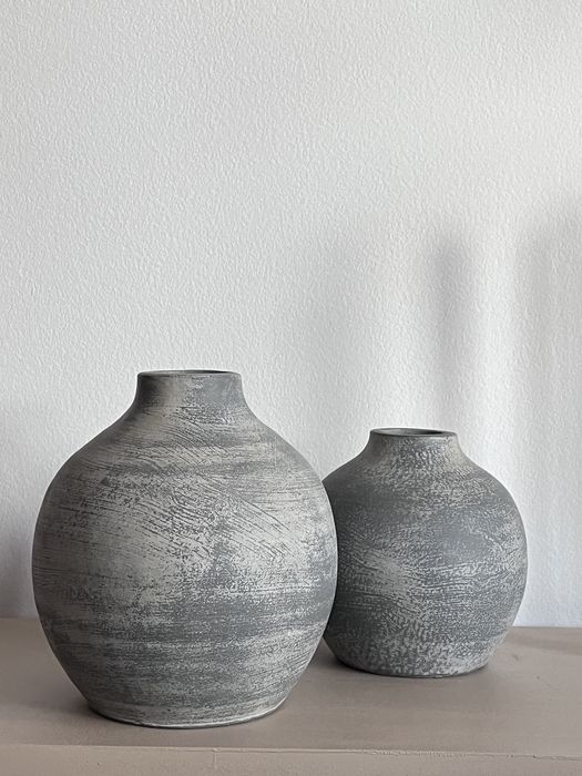 Um par de jarras cinzentas com efeito de cimento