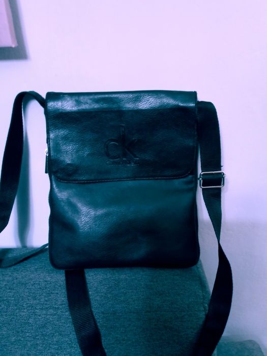 Torebka listonoszka czsrna dlugie ucho Calvin Klaine