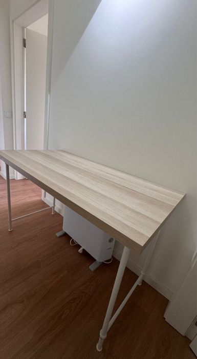 Secretaria ikea de tampo de madeira