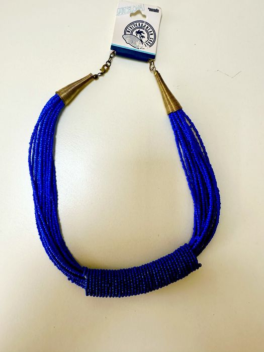 Colar de missangas de cor azul novo