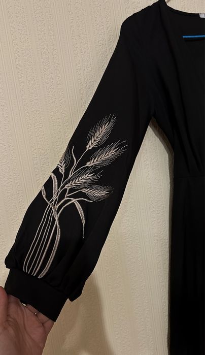 Святкова сукня з вишивкою