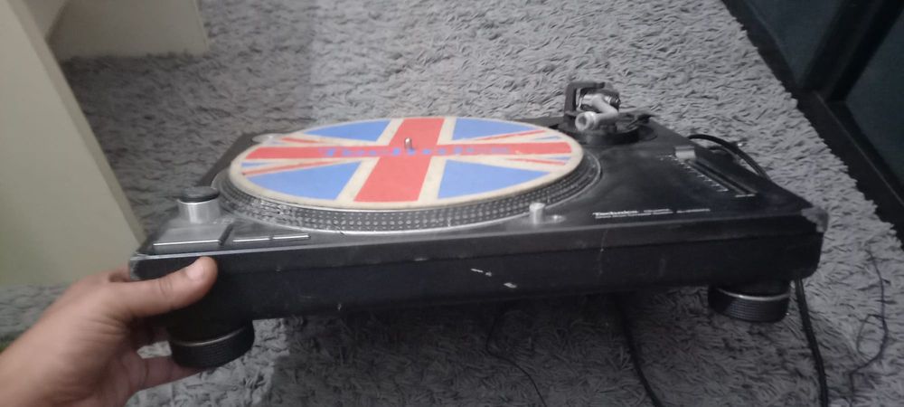 Vende-se gira discos