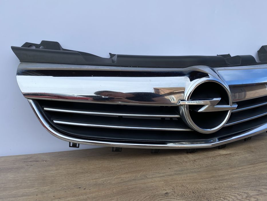 Решітка радіатора Opel Zafira B 2007-2014 Опель Зафіра Б
