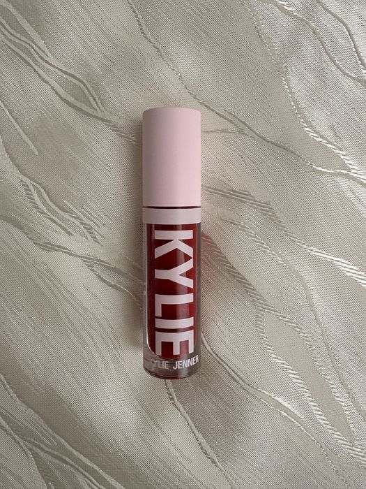 Red high Lipgloss: Kylie Cosmetics Mary Jo K 420, błyszczyk