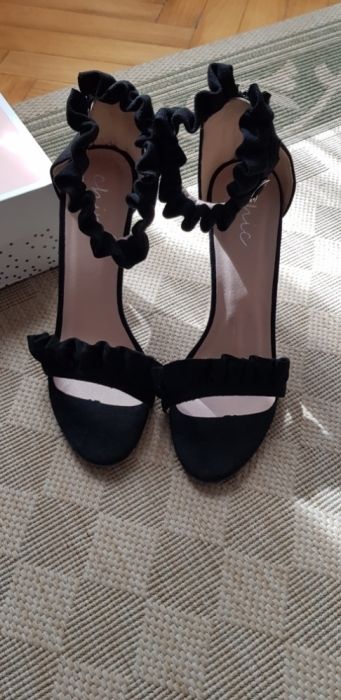 Czarne sandałki na obcasie