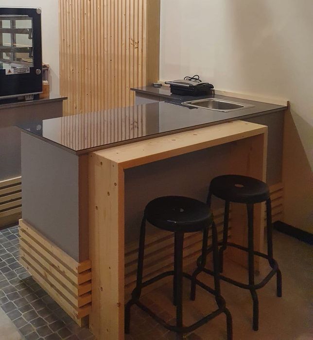 Balcão com lavatório incorporado, e portas de correr prateleira.