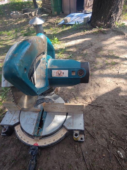Продам торцювальну пилу makita
