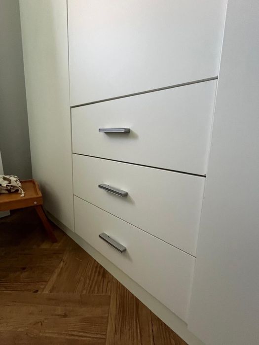 Roupeiro branco com gavetas e portas