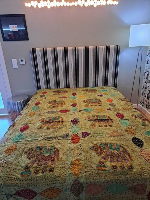 Colcha em patchwork, artesanal, cama de casal.