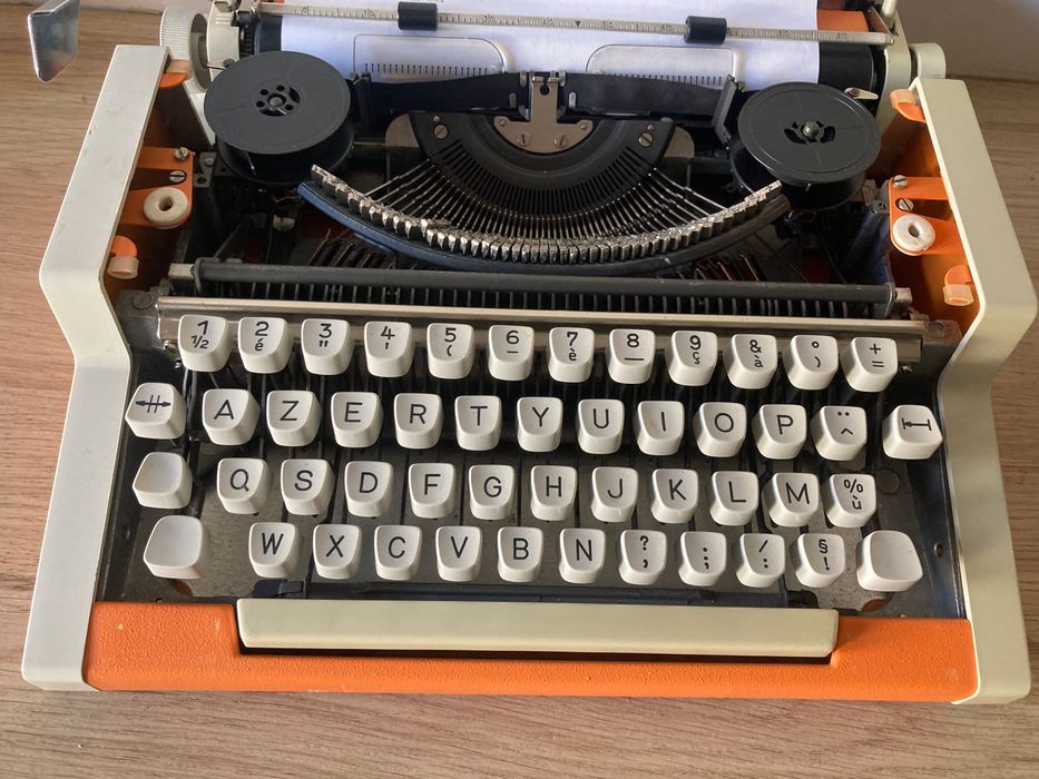 Máquina de escrever  ***  AEG Olympia