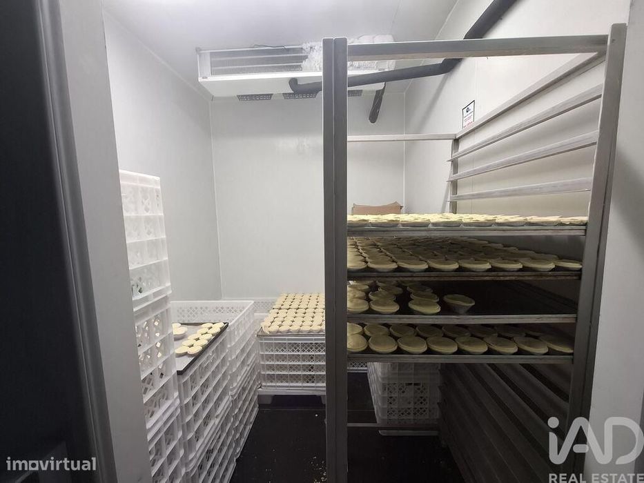 Loja / Estabelecimento Comercial em Vila Real de 300,00 m2