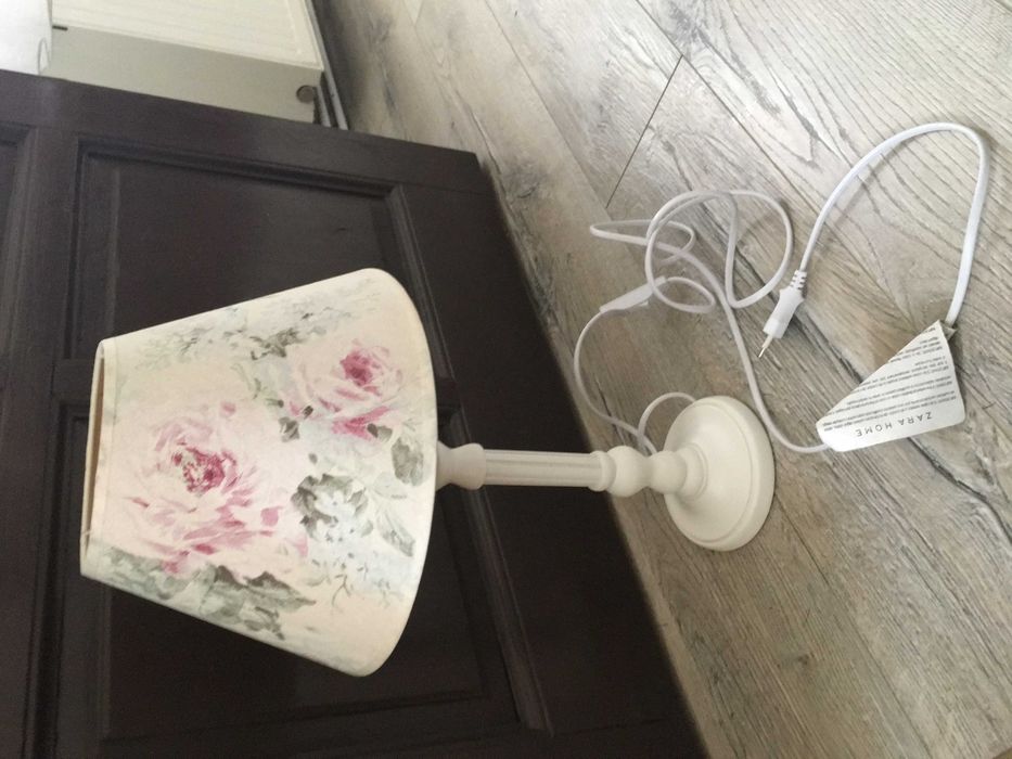 Drewniana lampka boho. Lampa Zara klosz w kwiaty angielski styl