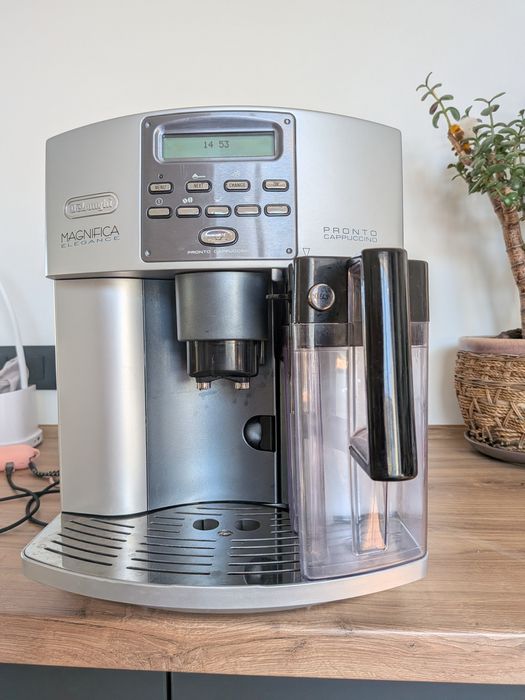 Кавоварка Кавомашина, кофемашина DeLonghi Magnifica Elegance