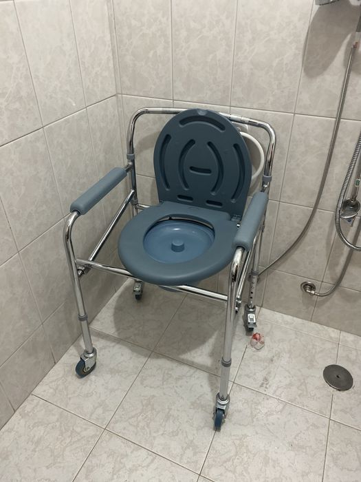 Cadeira sanitaria  e banho com rodas ( 4 em 1)  braga