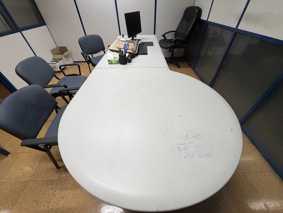 Mesa de escritório cinzenta em L – 2 módulos