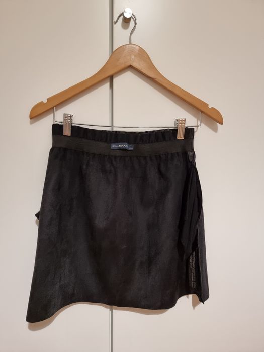 Saia tipo pele cabedal preta da Zara