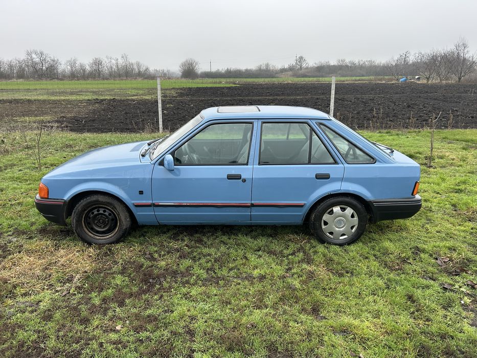 Ford Escort машина