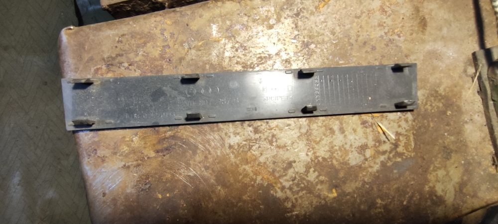 Накладка решітки переднього бампера для Audi A4 (Б9) 8w0807287b