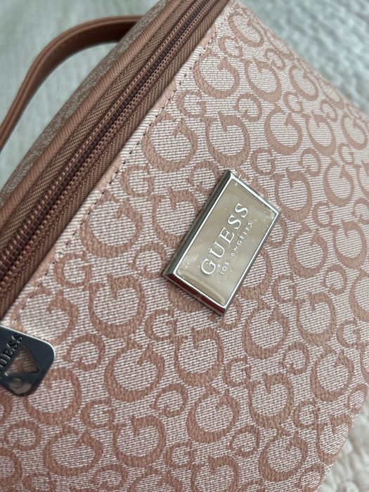 Guess kosmetyczka- kuferek