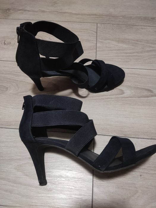 Granatowe paski na obcasie