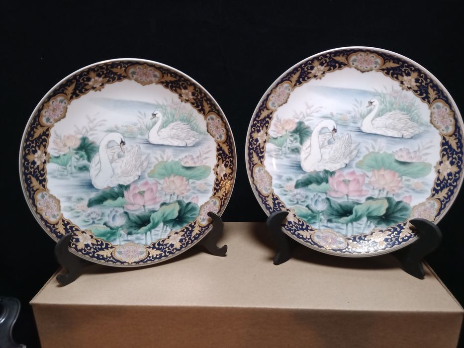 Conjunto de dois pratos japoneses - motivo cisnes