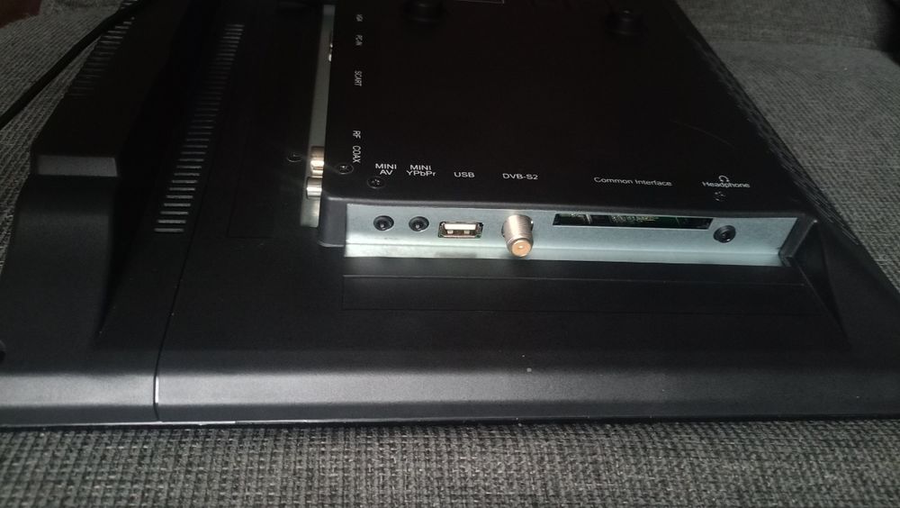 Monitor z wbudowanym głośnikiem