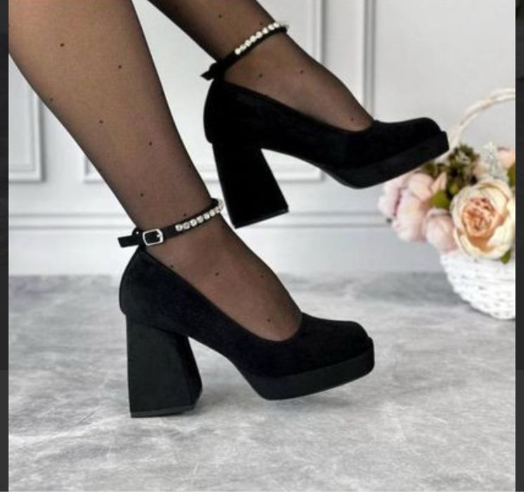 Туфлі з ремінцем в камінцях