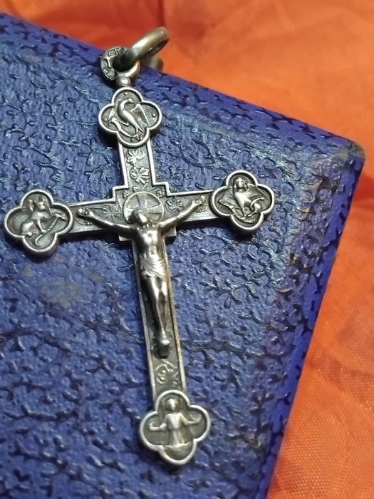Crucifixo em prata peça marca e contraste