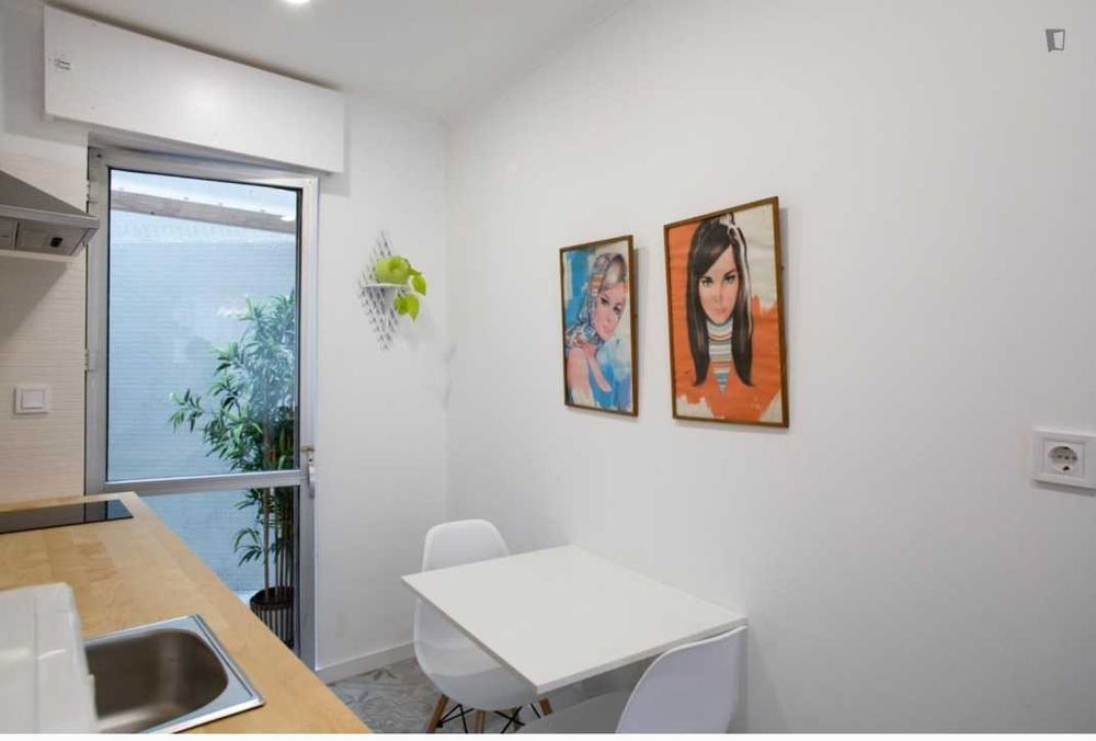 Estúdio com estilo no coração do arroios com patio — o bairro mais cosmopolita de lisboa