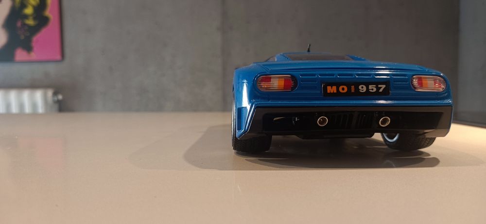 Bugatti EB 110, fabricado pela Bburago