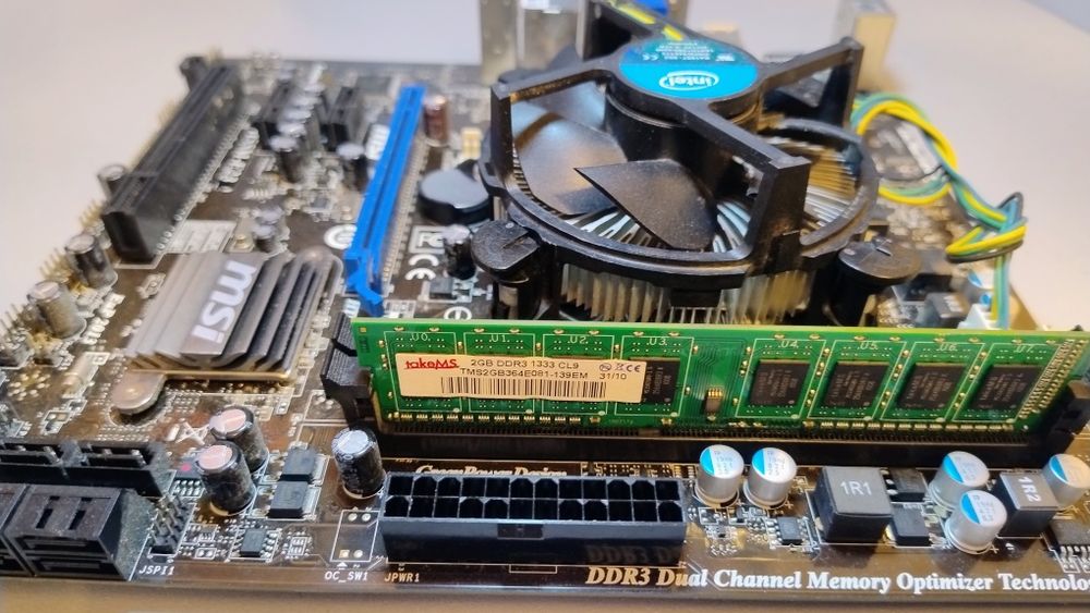 Комплект на socket 1156,MSI H55M-E23,i3-550 3.2GHz,2Gb опер.памяті