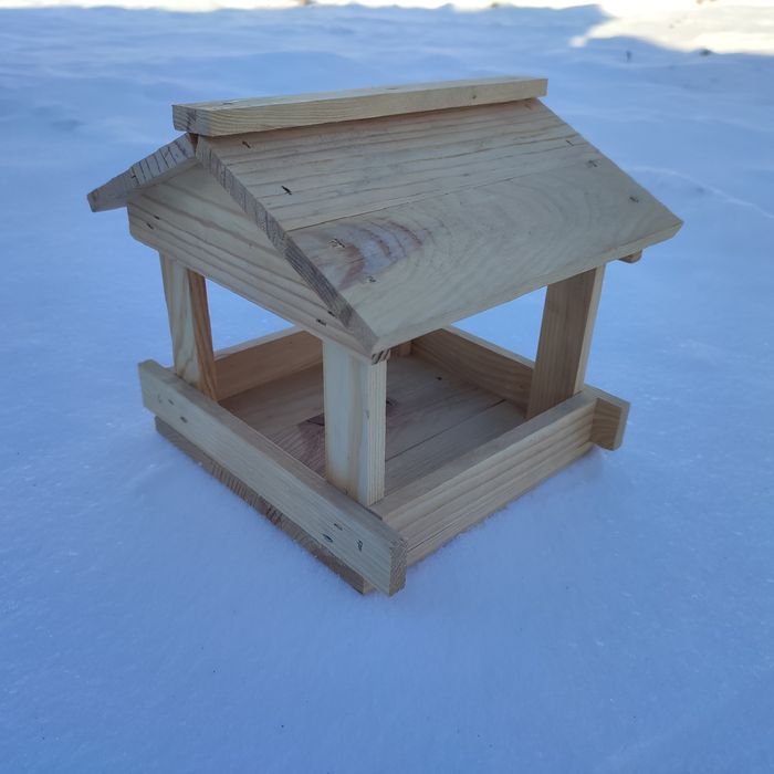 Годівничка для птахів.