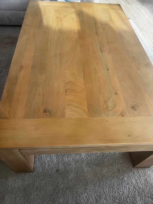 Uma mesa de centro muito bonita, da marca Homa, a metade do preço.