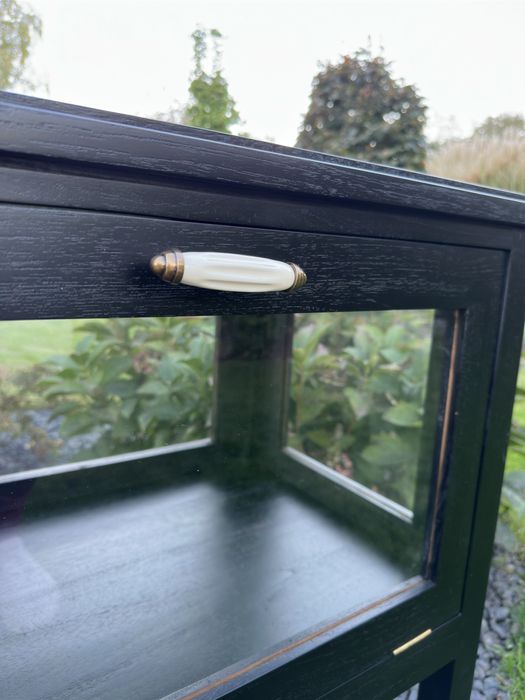 Witryna drewniana herbaciarka stara po renowacji stylizowana szkło