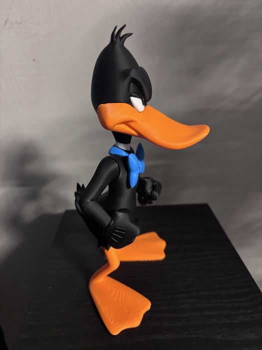 Figurka Daffy Duck.