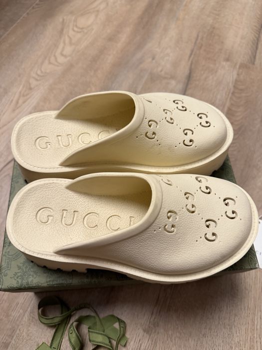 Klapki Gucci GG Rubber Slides – kremowe roz 37