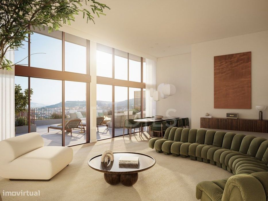 Apartamento T4 com varanda e terraço em Santo António dos Cavaleiros