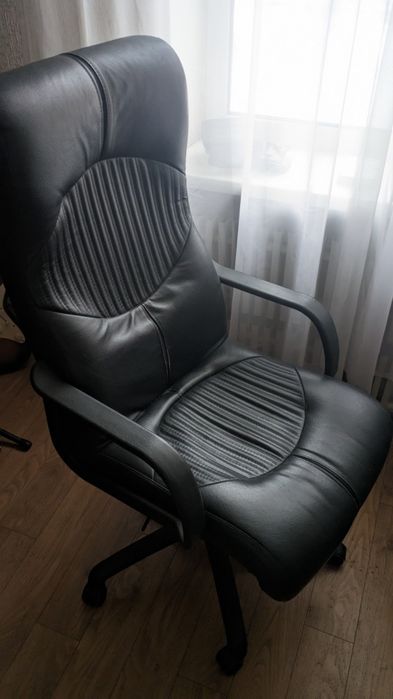 Чорне шкіряне крісло для керівника