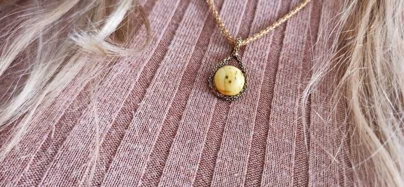 PREZENT Srebrny wisior z mlecznym bursztynem pozłacany 925