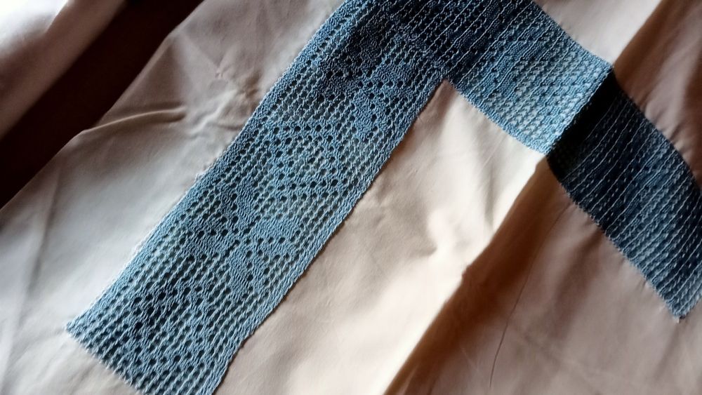 Dois lençóis de carpo e meio renda manual cor azul