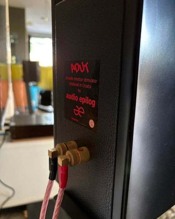 Colunas Audio Epilog Adut