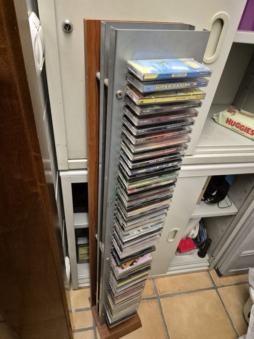Vendo torre para colocar 60 cd's
