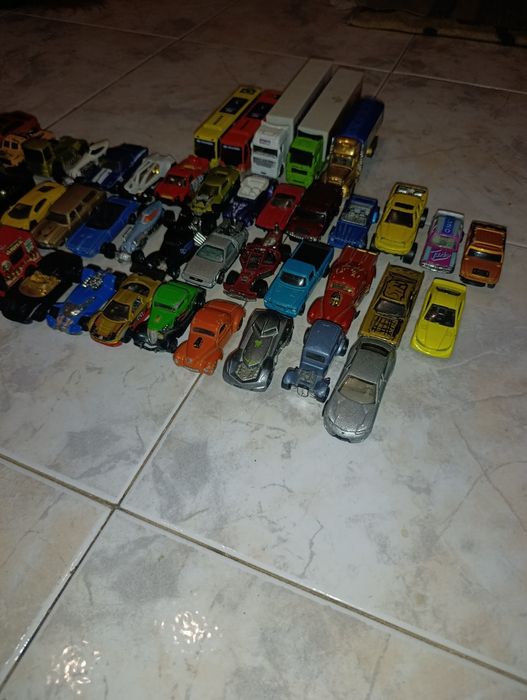 Vendo carrinhos hotweels entre outros