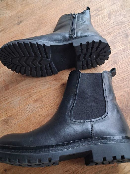 Botas em pele preta_ menina.