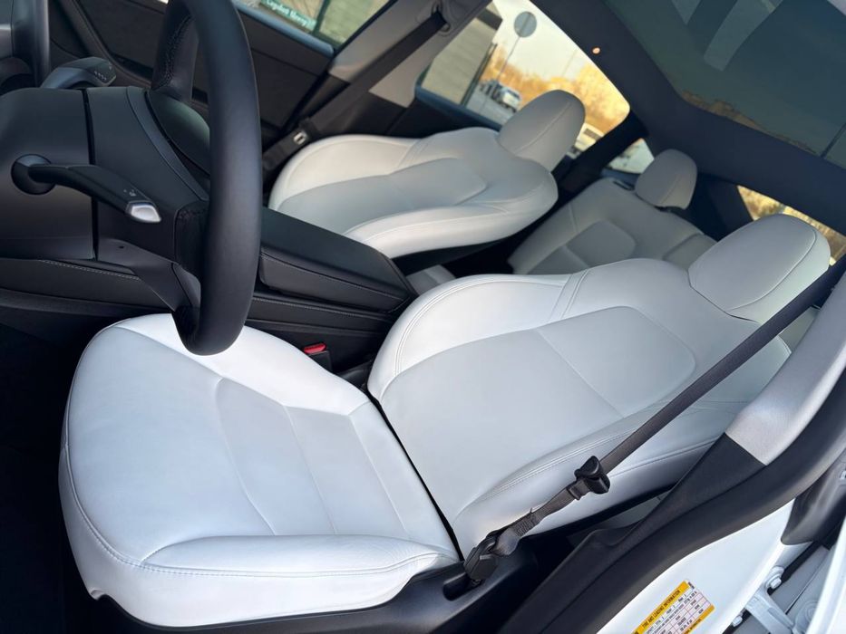 Tesla Model Y 2024 року