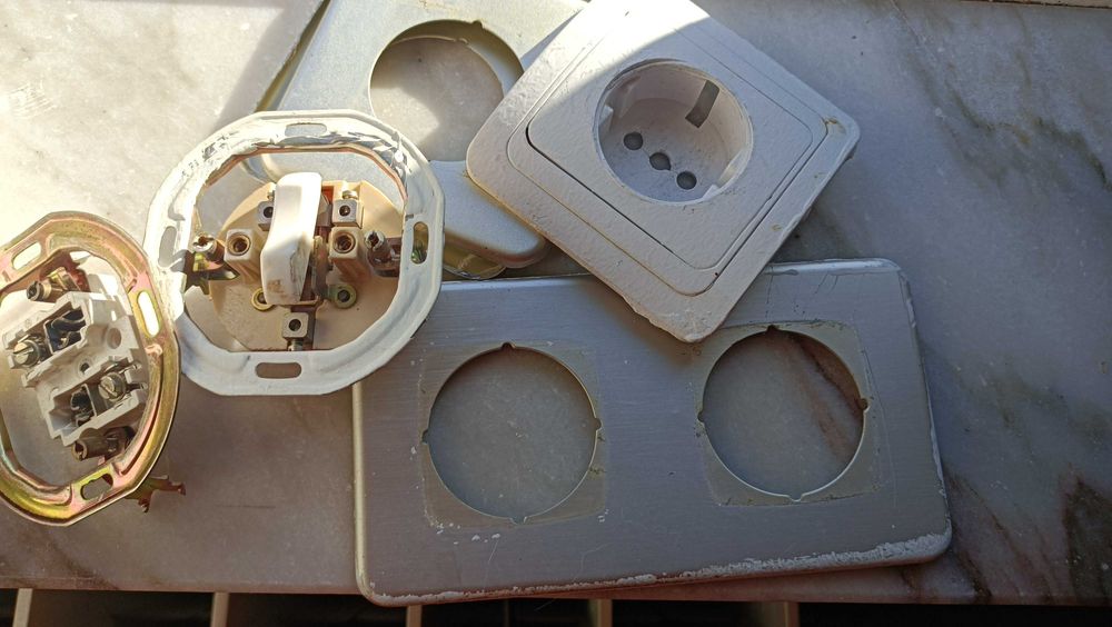 Tomadas e interruptores (vários)